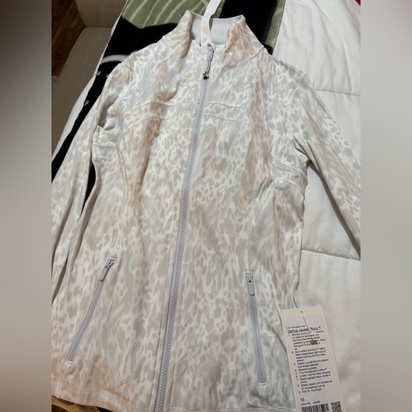 NWT lululemon white leopard size 10 - Picture 2 of 4
